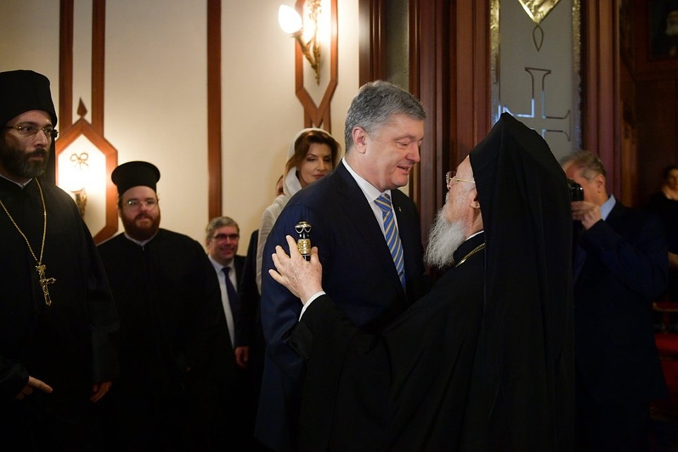 Президент Украины лично прилетел на церемонию подписания томоса для ПЦУ. Фото: Twitter Петра Порошенко