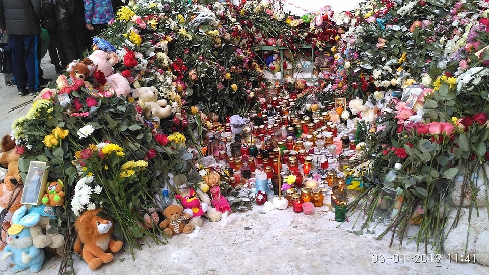 Сотни людей в эти дни возложили цветы к народному мемориалу.