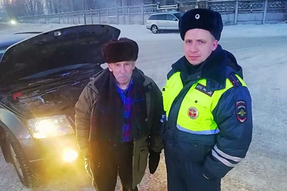 Не дали замерзнуть: иркутские полицейские помогли паре пенсионеров, у которых сломалась машина. Фото: ГУ МВД России по Иркутской области.