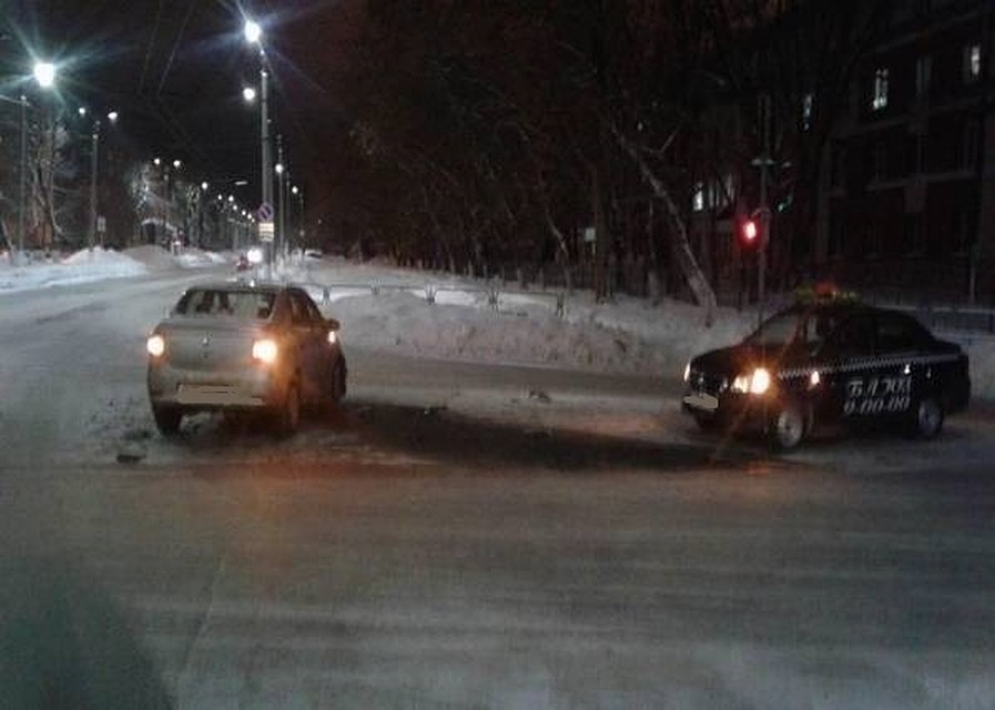 Сейчас по факту аварии сотрудники УГИБДД проводят проверку