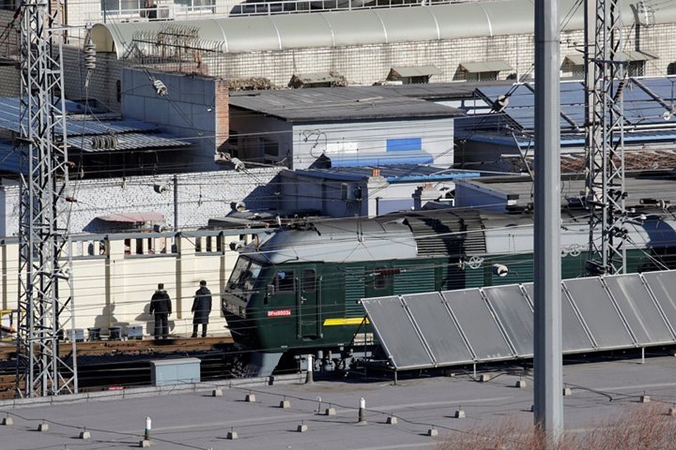 Поезд северокорейского лидера Ким Чен Ына прибывает на железнодорожный вокзал в Пекине