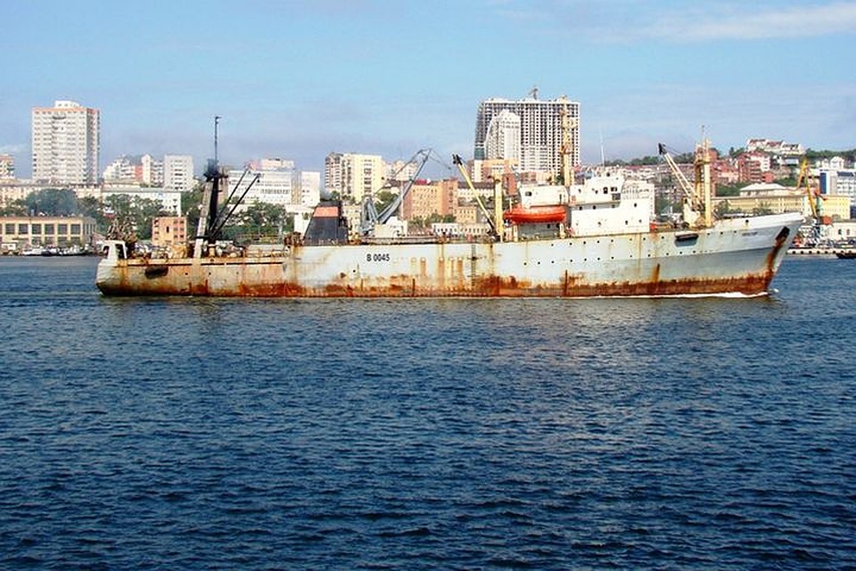 Экипаж "Простора" уходит на промысел из Владивостока в Охотское море. Фото: Игорь Глебов