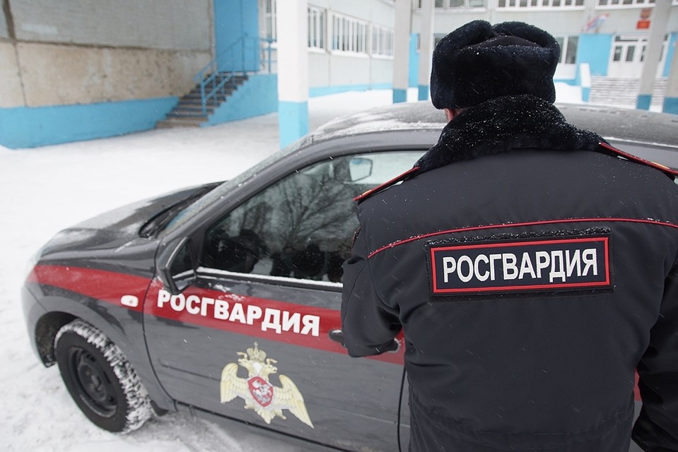 Дебошира задержали сотрудники Росгвардии.