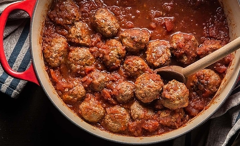 Фото:http://primebeef.ru/blog/frikadelki_iz_govyadiny_v_tomatnom_souse/