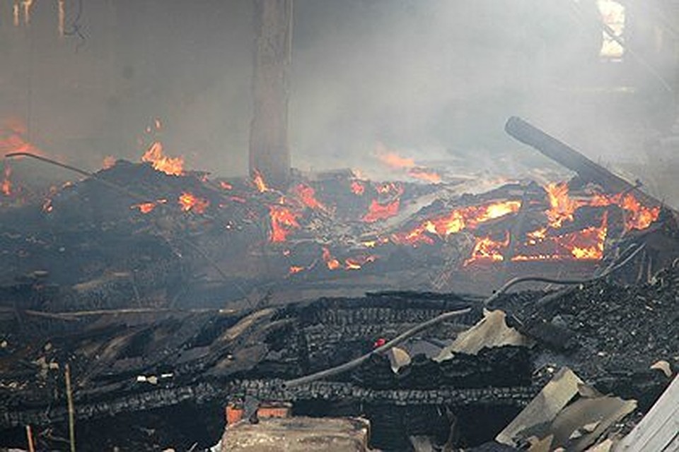 Огонь полностью уничтожил дом.