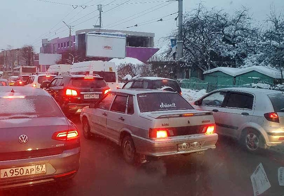 ДТП спровоцировало пробку в центре Смоленска. ФОТО: ВКонтакте.