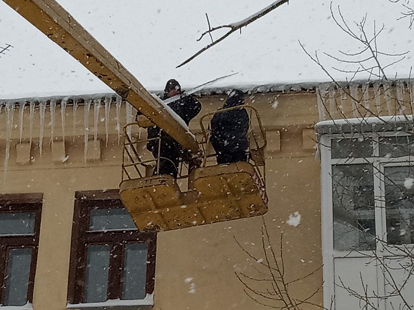 Куда звонить в Донецке, чтобы сбили сосульки