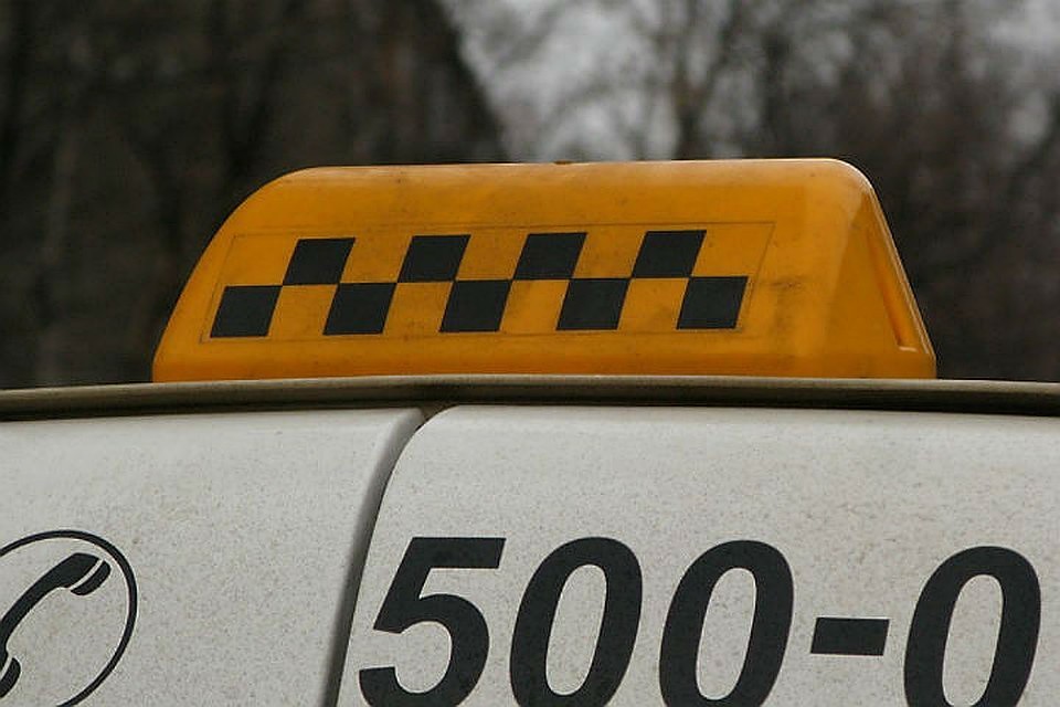Такси протаранило остановку с людьми в Парголово, пытаясь уйти от ДТП с маршруткой