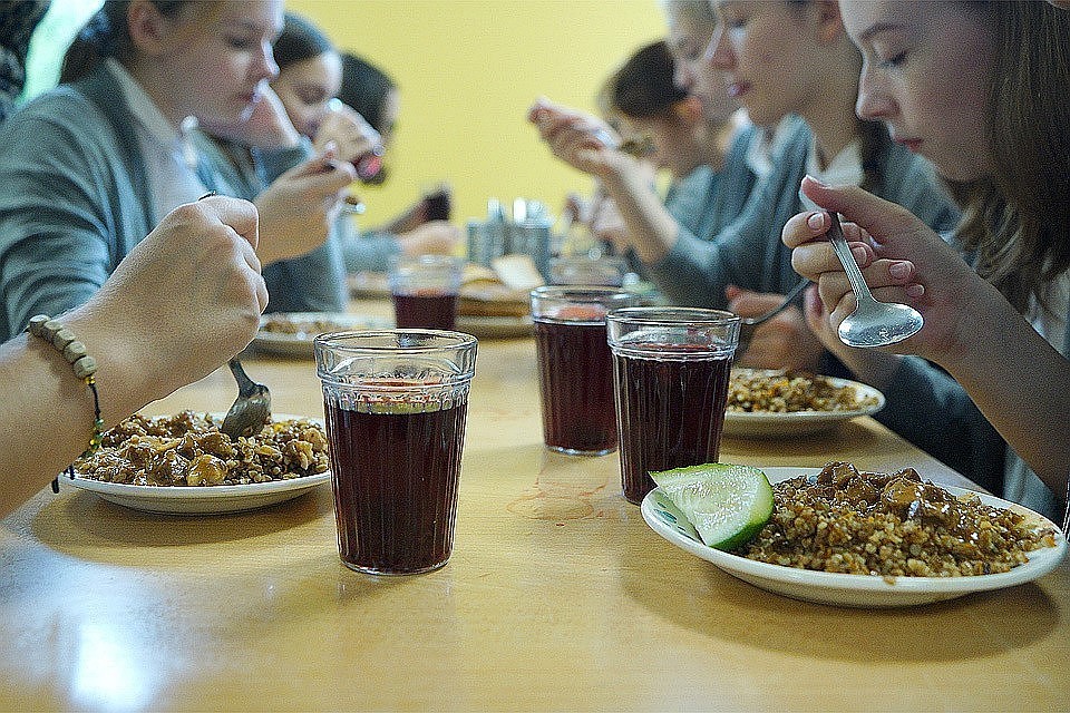 Роспотребнадзор разъяснил ситуацию с запретом проноса в школы продуктов из дома