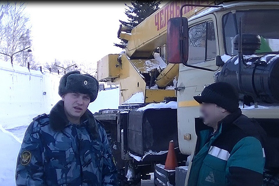 Томич на автокране пытался передать телефоны в колонию заключенным