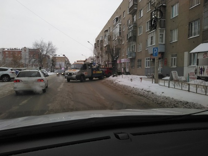 В Омске на Пушкина массово эвакуируют машины