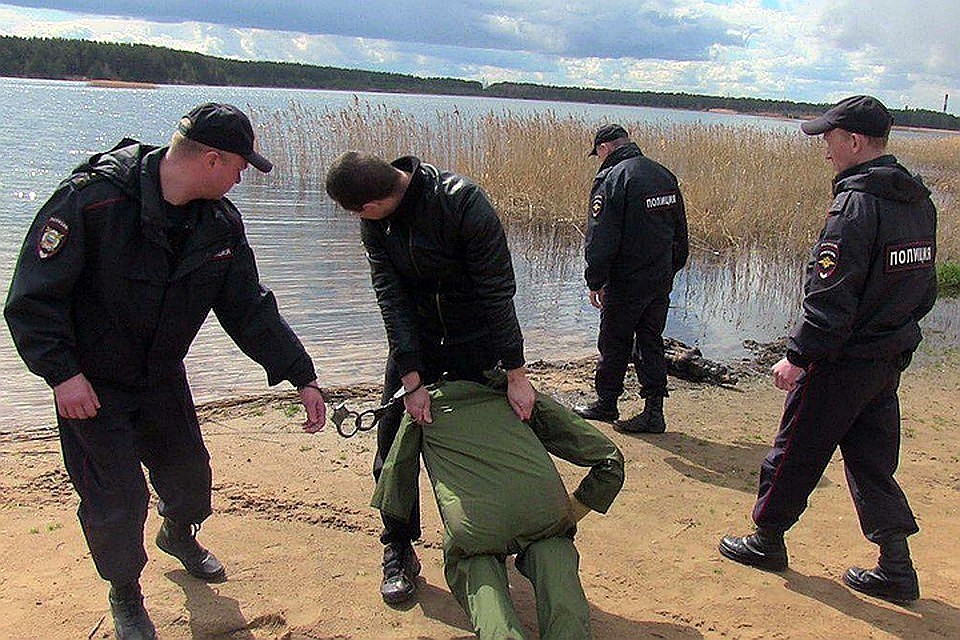 Член банды показывает, как привез на берег озера мужчину Фото: Следственный комитет России