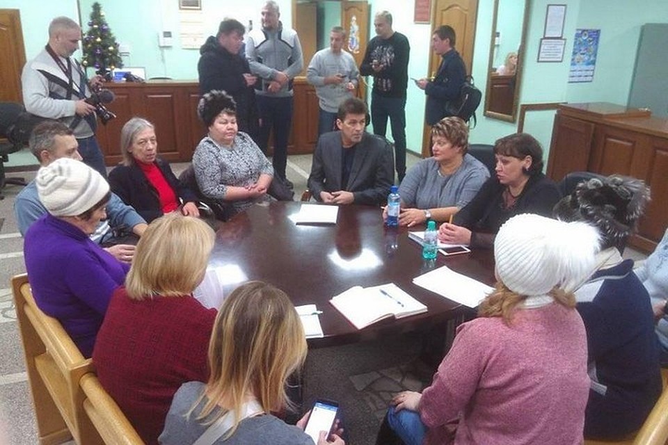 Красноярские активисты несколько часов просидели в холле администрации, требуя мэра. Фото Тимофея Писаревского, "Фейсбук"