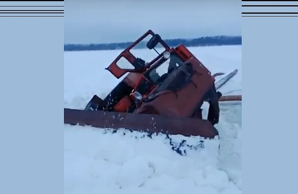 Трактор частично оказался в воде Скриншот из видео vk.com/«Не подслушано в Осташкове. Осташков и Селигер»