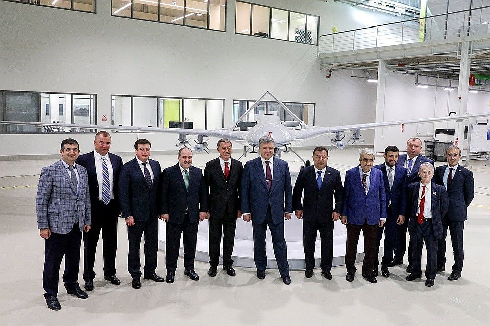 Президент Украины Петр Порошенко на фоне турецкого ударного БПЛА Bayraktar TB2