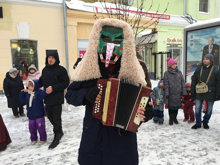 Колядки на Ленинградке прошли под звуки гармони