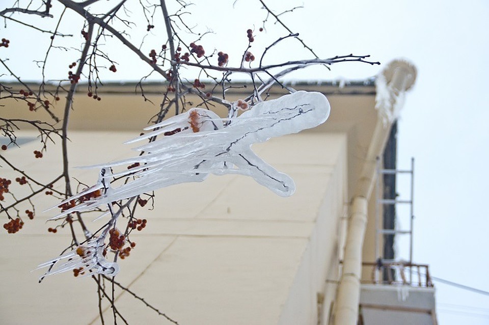 Из-за оттепели в городе появились сосульки и лед на пешеходных дорожках и остановках общественного транспорта