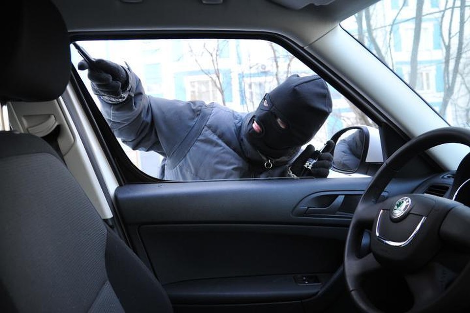 В Мончегорске автовор разбил окно в машине и украл музыкальную бытовую технику. Рецидивист уже неоднократно попадал в поле зрения правоохранительных органов.