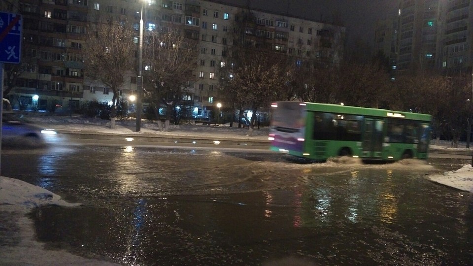 Потоп на улице Ямской Тюмени уже начали устранять