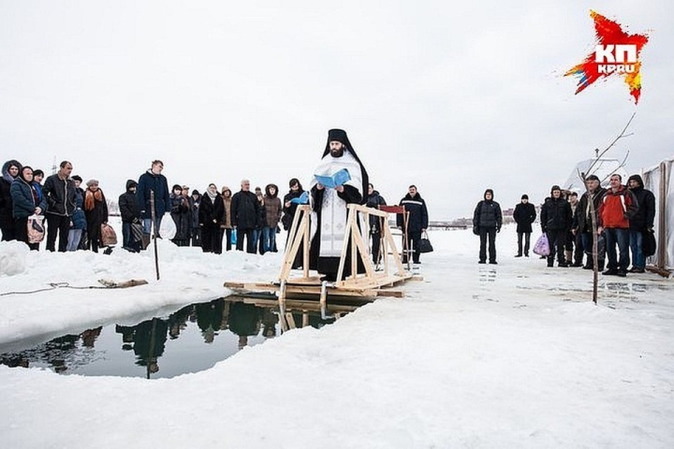 Во время освящение иордани