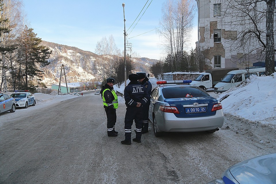 Пешеход сбил зеркало заднего вида у машины, не уступившей ему дорогу