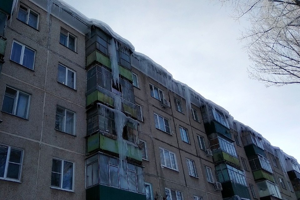 Такие сосульки захватили дом №17 по улице Детская на Сырском Руднике