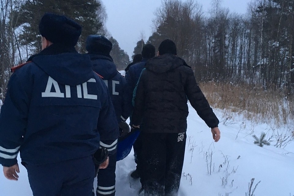 Женщину несли к медикам на руках Фото: vk.com (Фото из группы ВПСО "СОВА")