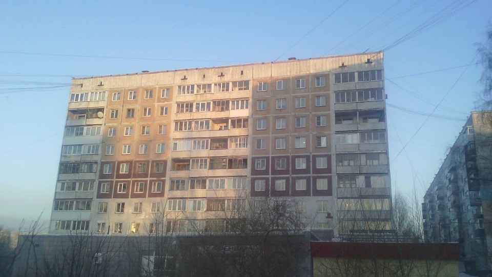 Внешне дом выглядит надежным и прочным, и даже не верится, что он находится в аварийном состоянии.