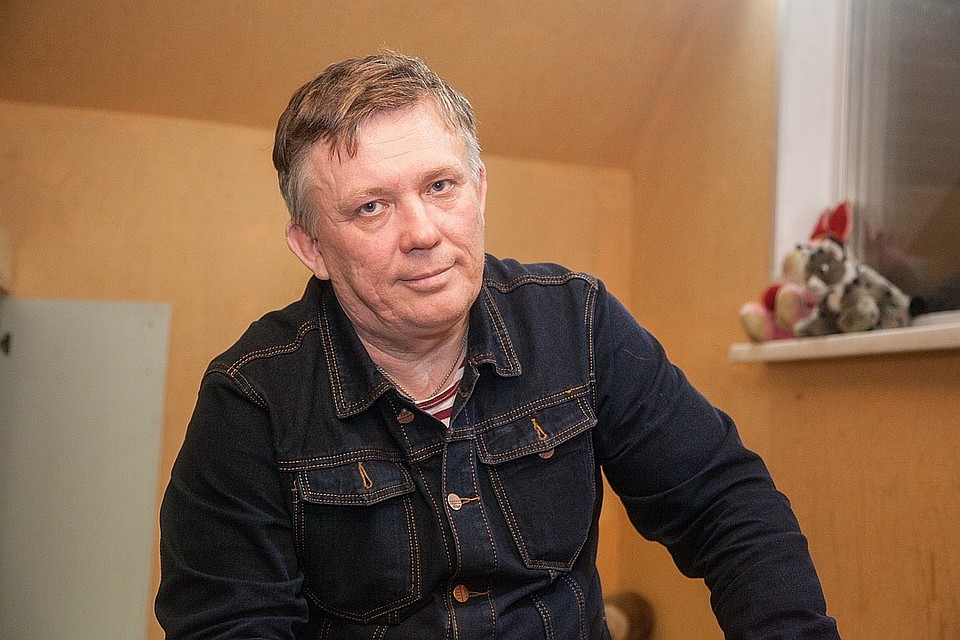 Ростислав оставил себе единственного родного сына, а остальных отправил жить к родному отцу
