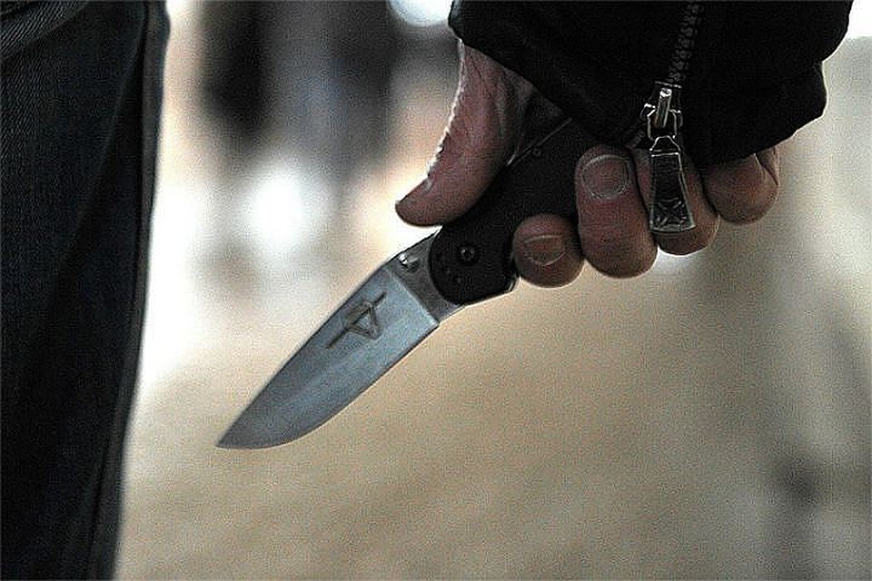Утверждается, что своей жертве он угрожал ножом.
