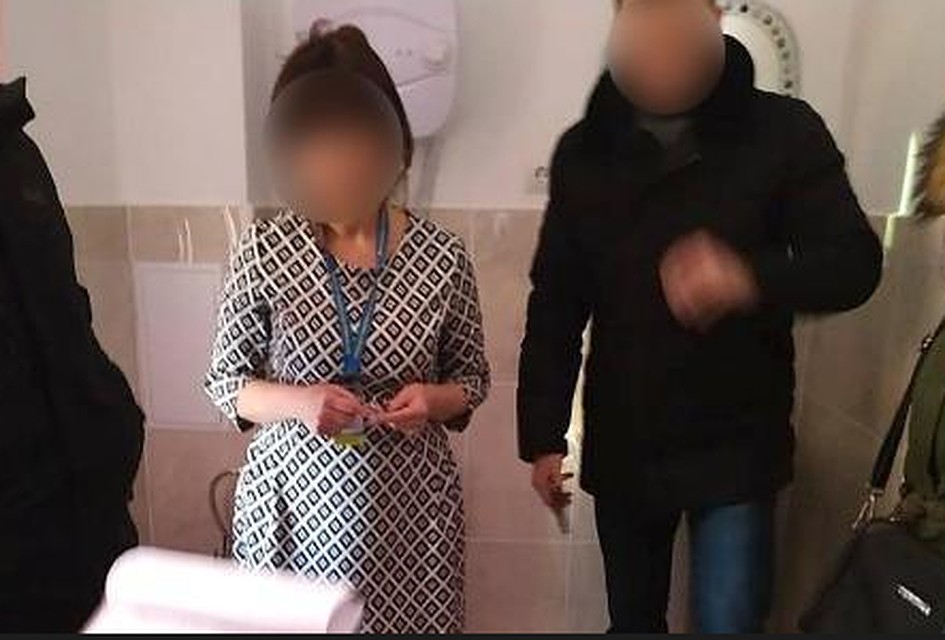 Следственные действия в отношении задержанной начальницы проходили в туалете. Фото: dbr.gov.ua