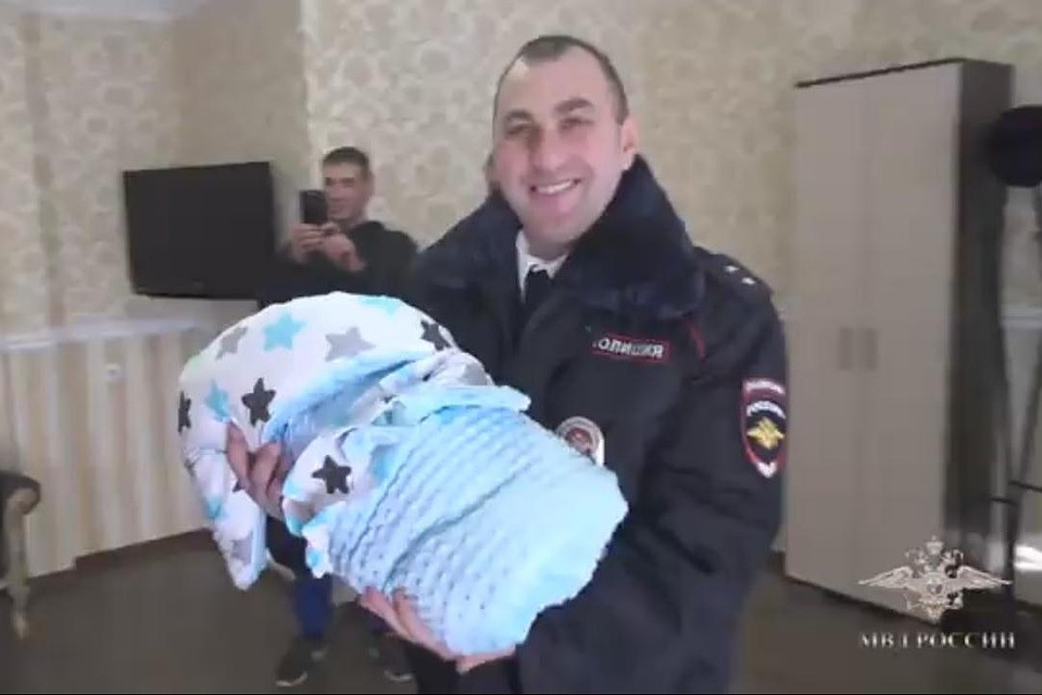 Полицейский пришел в маленькому тезке в роддом