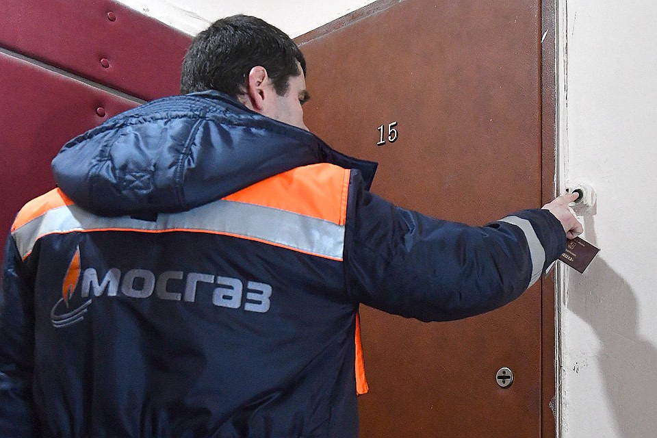 Cпециалист Мосгаза звонит в очередную квартиру.