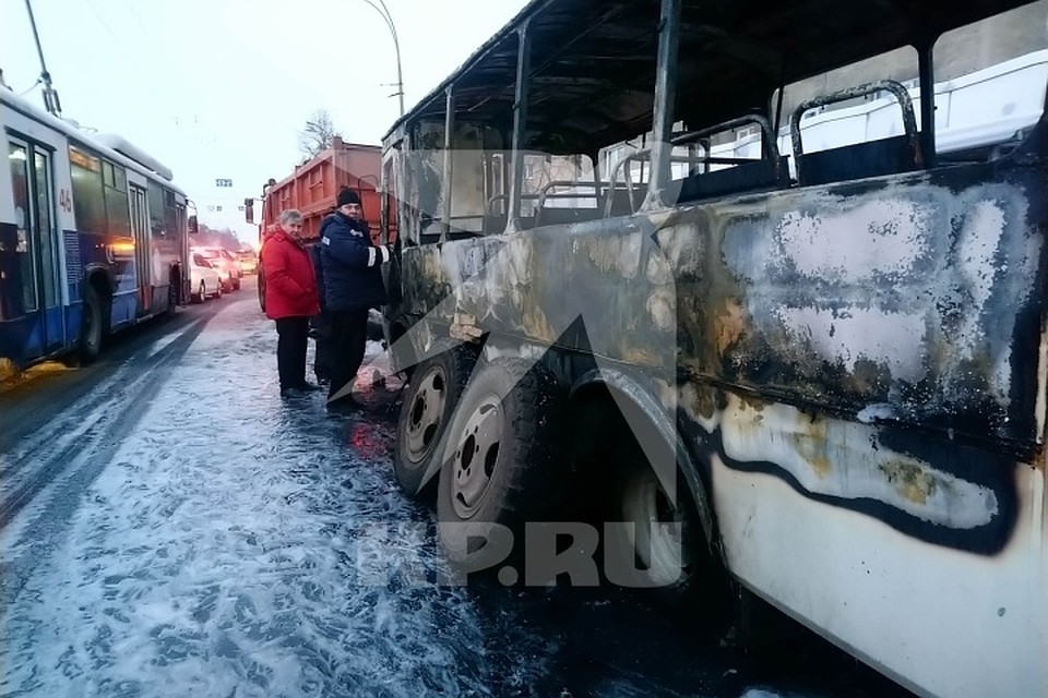 На кадрах видео запечатлено, как выглядит салон автобуса после того, как огонь был потушен.