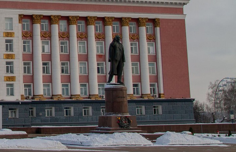 Памятник вождю нуждается в ремонте