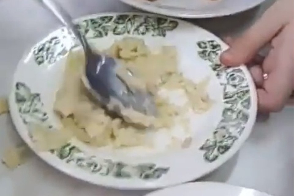 Школьникам не понравились макароны в столовой Фото: Соцсети