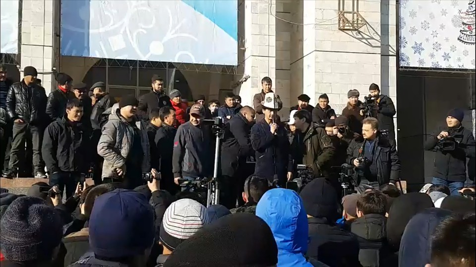Участники митинга долго не хотели расходиться. Милиции пришлось применить силу
