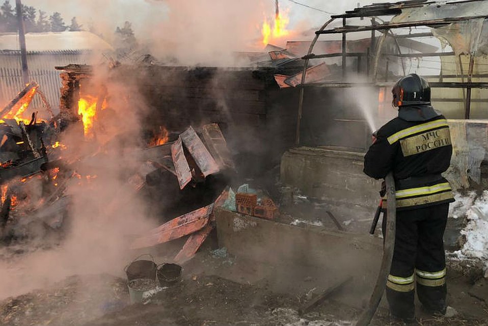 Пожар под Иркутском: две девочки 13 и 14 лет погибли в горящем доме, пока их отчим стоял на улице и курил. Фото: ГУ МЧС России по Иркутской области.