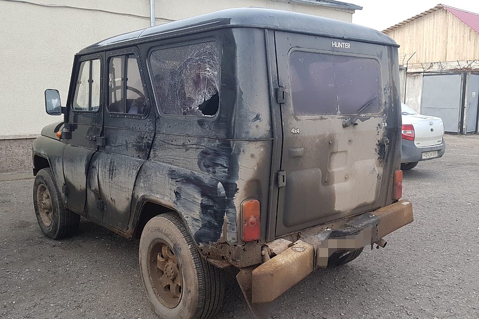 Автомобиль вылетел на остановку с детьми утром, когда они ждали автобус, чтобы поехать в школу.
