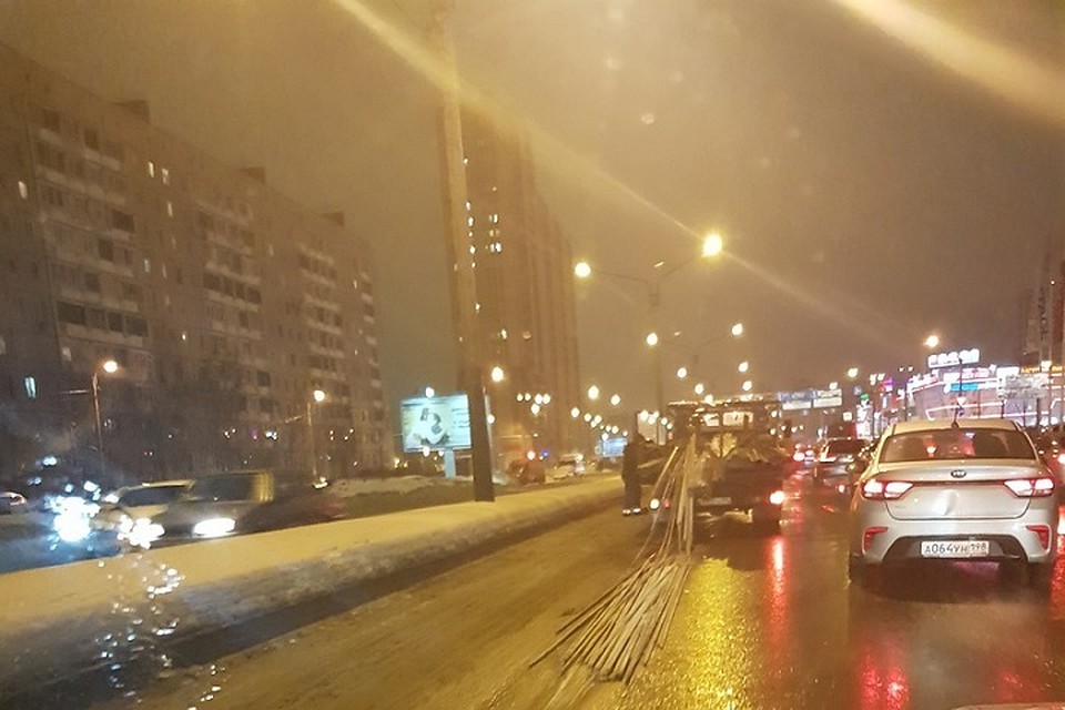 В Московском районе Петербурга из-за потерянного груза образуется пробка