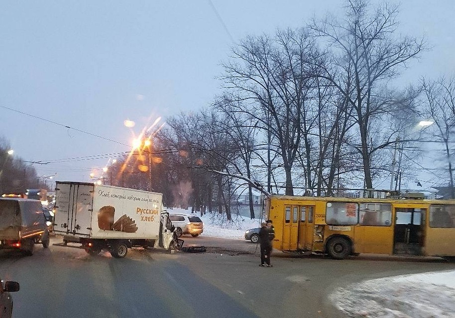 На фото Юрия Петрова: у троллейбуса помяты задние двери, у «Газели» – кабина