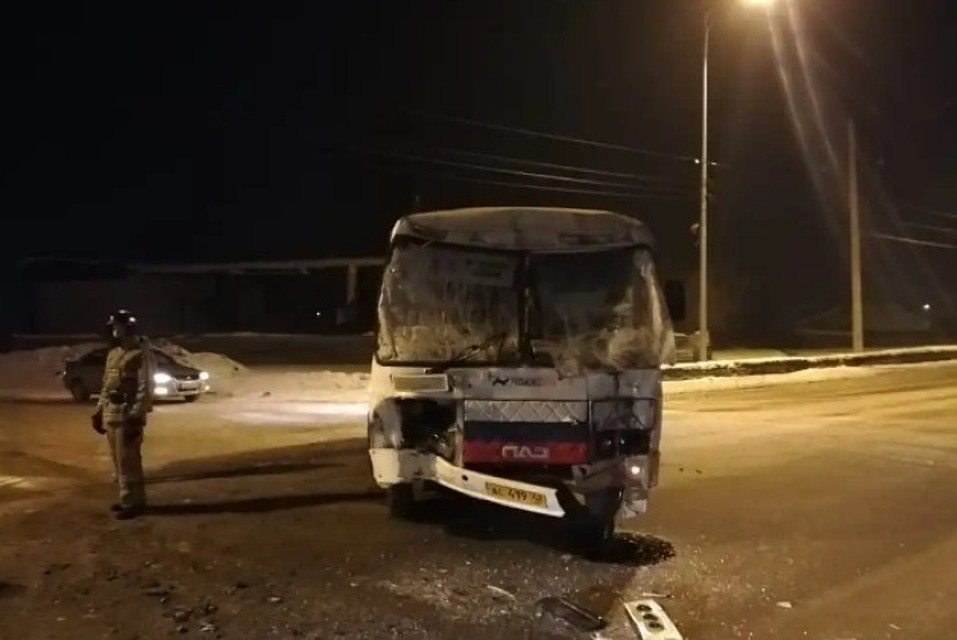 По словам очевидцев, в маршрутном такси серьезно пострадали два человека Фото: "ДТП Новокузнецка" / "ВКонтакте"