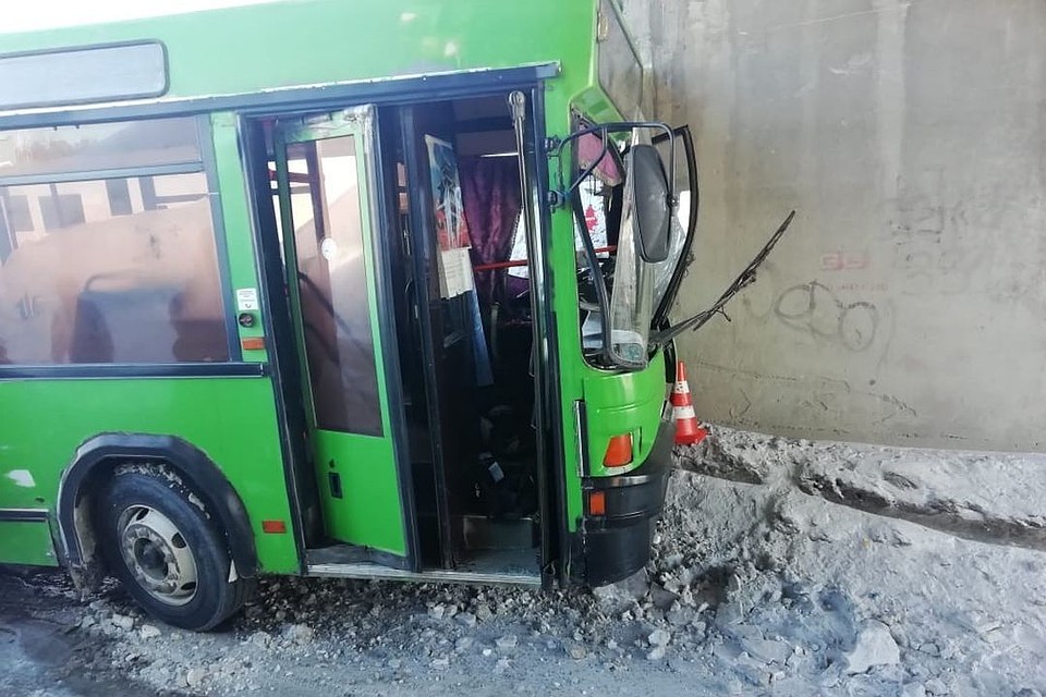 Автобус налетел на бетонную опору моста. Фото: Владислав Савченков.