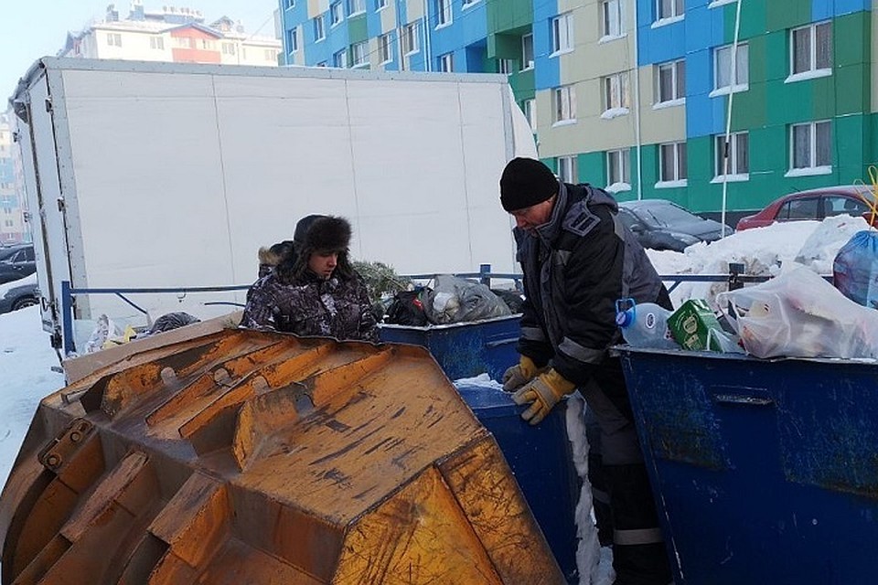 В Ноябрьске в сильные морозы мусор с контейнерных площадок будут убирать вручную Фото: admnoyabrsk.ru