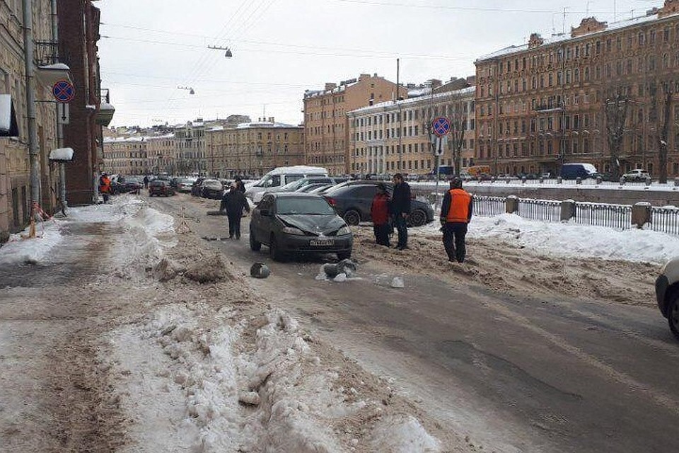 Коммунальщики сбросили лед на крышу проезжавшей мимо машины. Фото: vk.com/spb_today