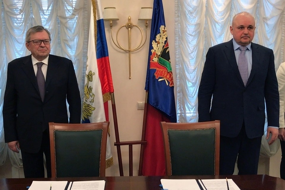 Глава Кемеровской области Сергей Цивилев и председатель совета Фонда академик РАН Владислав Панченко подписали соглашение о сотрудничестве. Фото: пресс-служба администрации Кемеровской области.