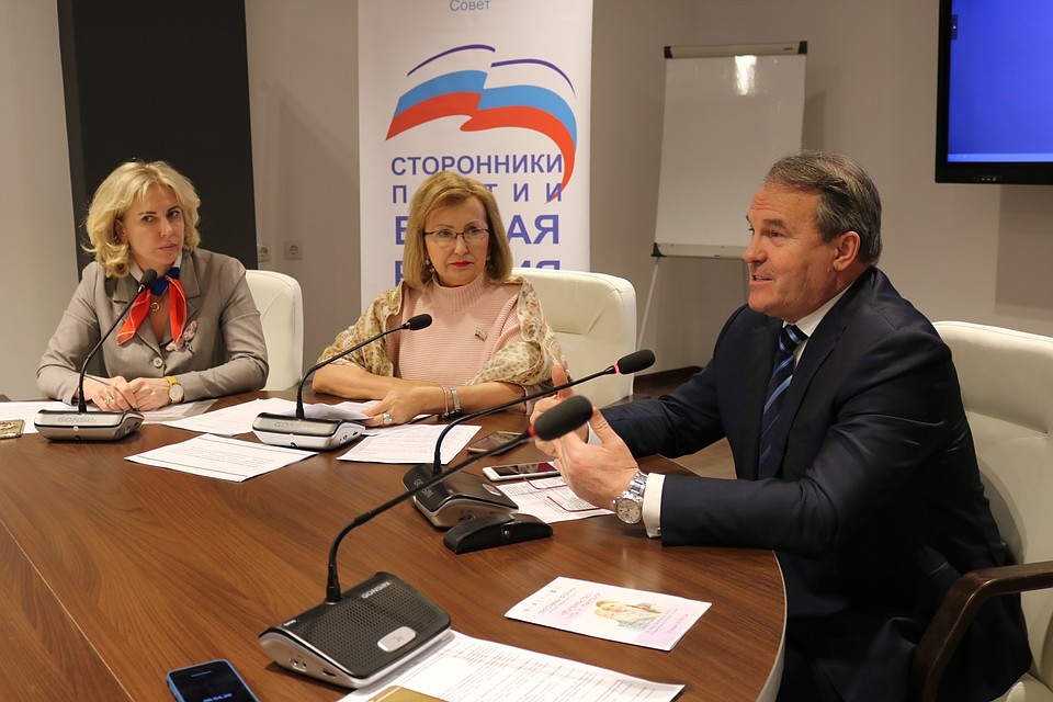 Проект по созданию многофункционального культурно-досугового центра в военном городке Дягилево заинтересовал члена Совета Федерации от Рязанской области, сопредседателя регионального координационного Совета сторонников «Единой России» Игоря Морозова.