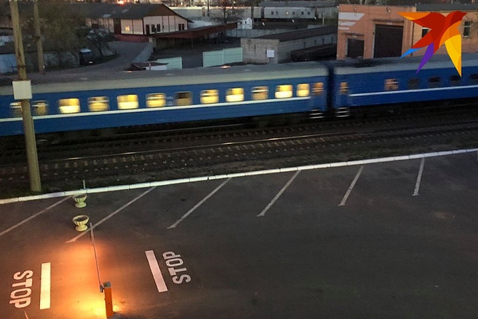 Пешеход не успел перебежать перед движущимся поездом.