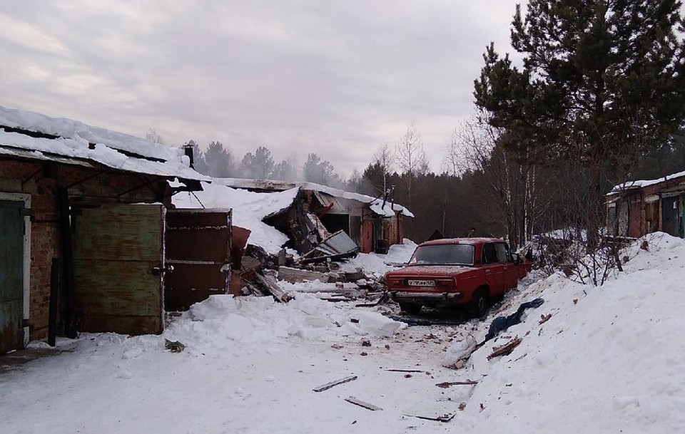 Взрыв разрушил три бокса в гаражном кооперативе. Фото: Паша Сомалидзе.