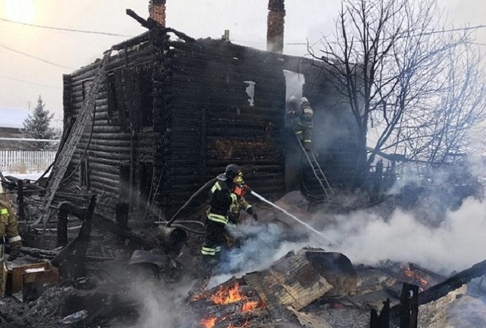 Строение выгорело полностью и восстановлению не подлежит. Фото: пресс-служба МЧС по Свердловской области